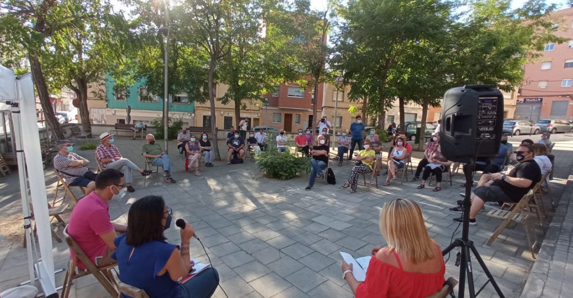 La regidora Sarai Martínez Vega es dirigeix a les persones congregades a la plaça Montse Mompart